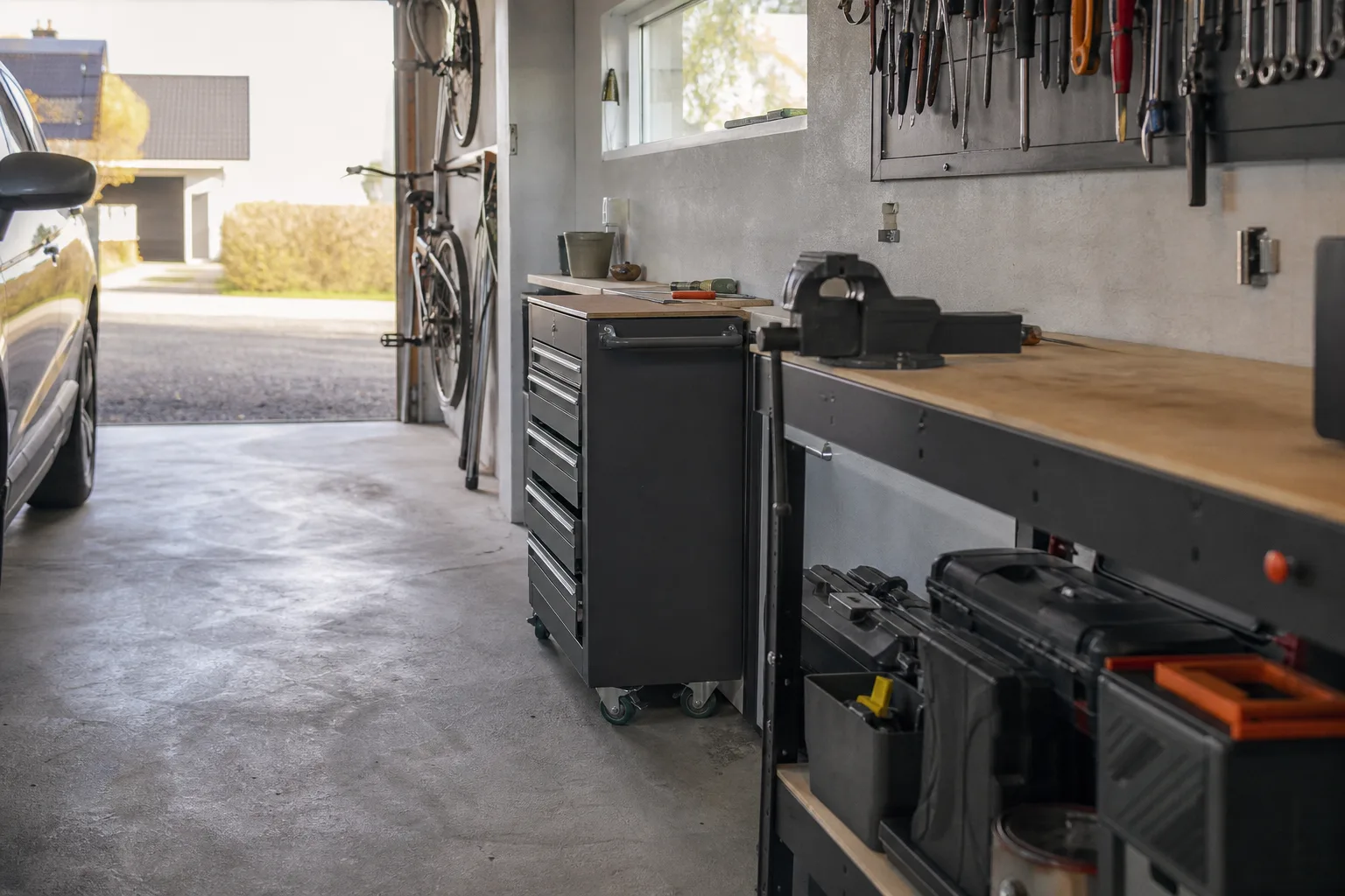 Smal verktygsvagn i ett trångt garagehörn