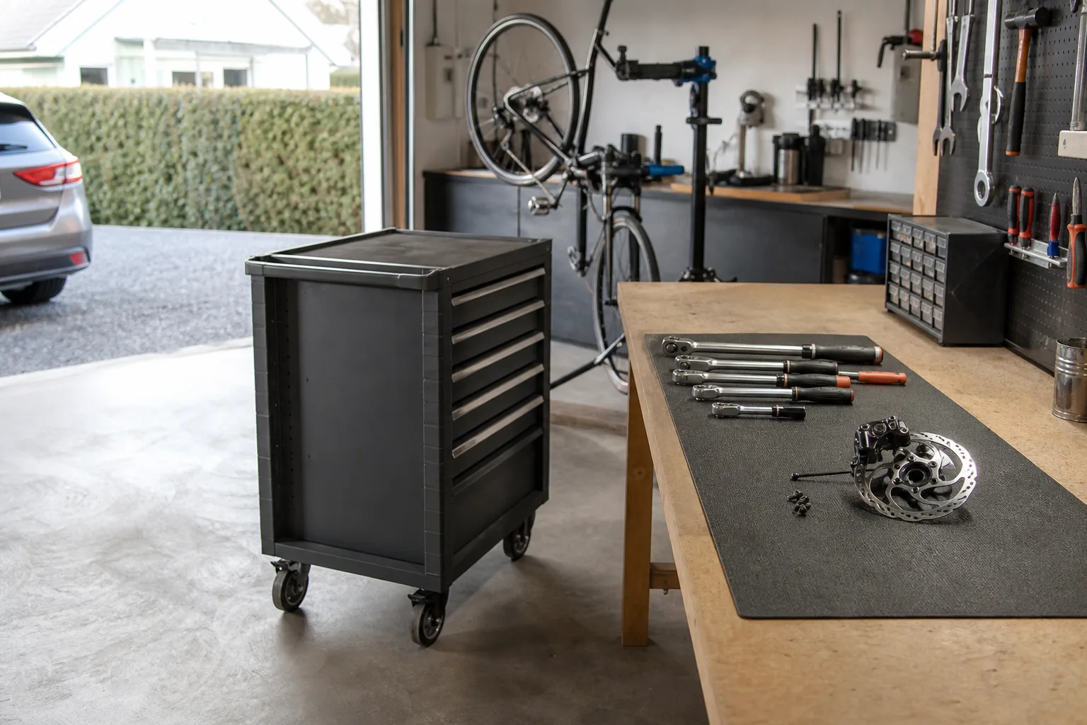 Utrymme för en bred verktygsvagn bredvid en bil i garaget